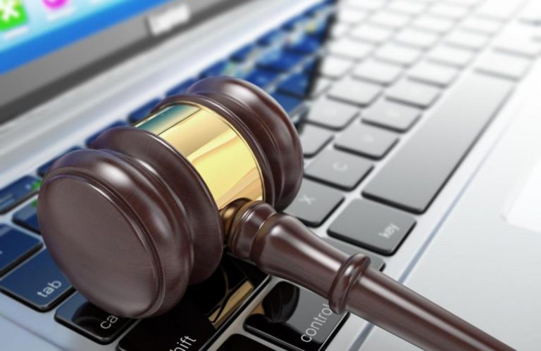 Profissionais analisando documentos